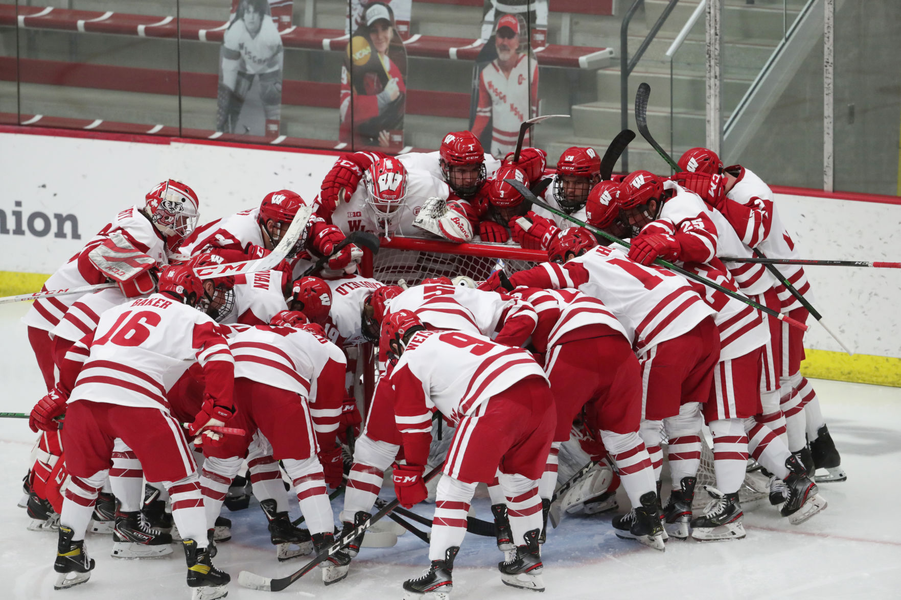 04BadgersHockey0036AJA-11232020202827